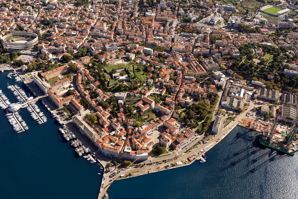 Pula sportu pripojena trgovačka društva Castrum Pula 97, Tržnica i Fratarski, a Pragrande Vodovodu Pula
